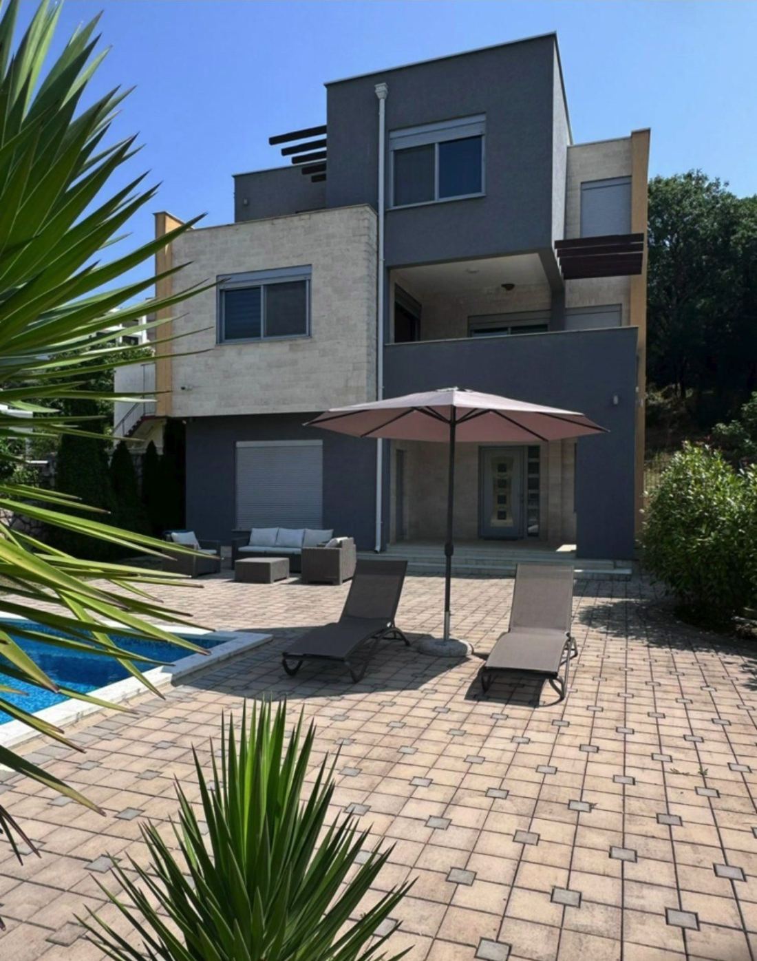 Kuća 174 m² sa bazenom, saunom i gostinjskom kućom – Šušanj, Bar