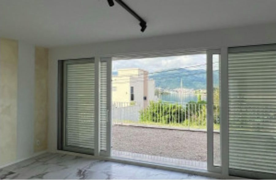 Stan 85 m² uz more sa pogledom na Ostrvo cvijeća – Tivat